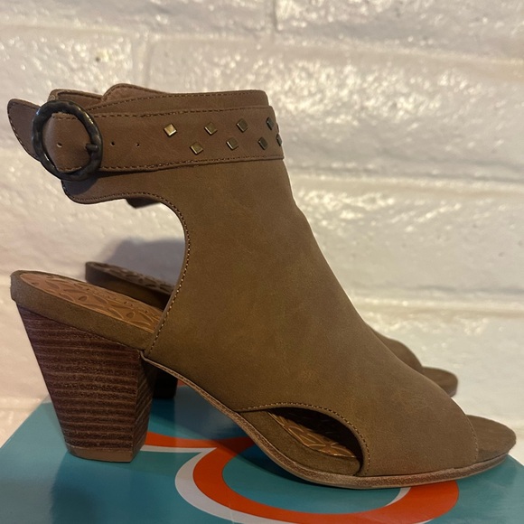 BareTraps Brown Heeled Sandals - Picture 1 of 5